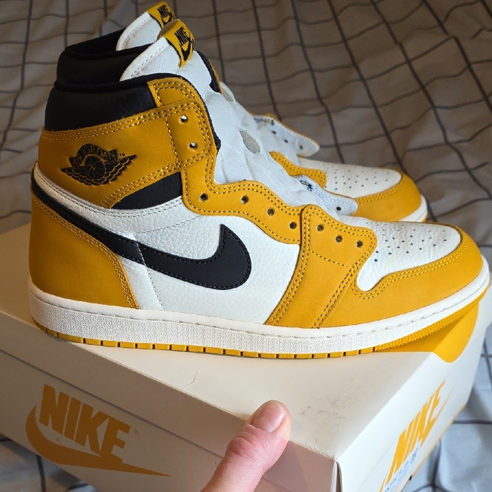Nike High-Top Sneakers Yellow and White - Picture 4 of 13